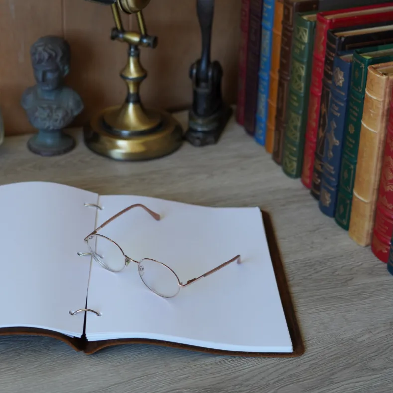 Script Cut - Refillable Leather Binder